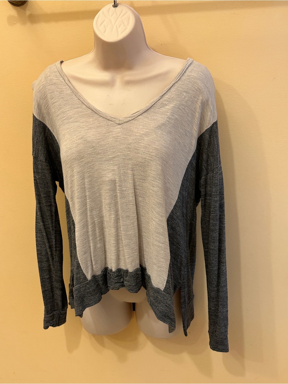 Madewell S Women’s Oversized Two-Tone V-Neck Long Sleeve Top - Gray/Charcoal